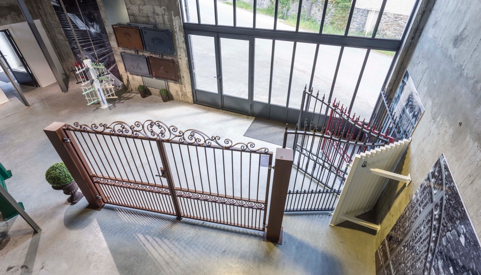 Intérieur du showroom de la menuiserie acier Irona à la Pouëze (49) près d'Angers.